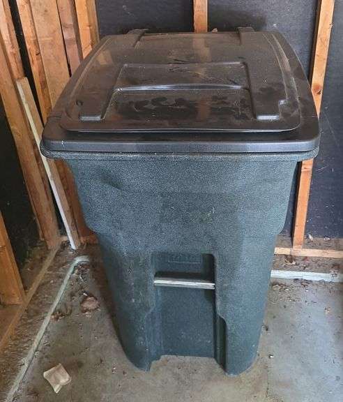Toter rolling trash receptacle