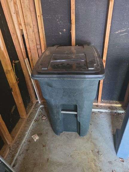 Toter rolling trash receptacle