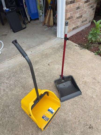 2 - Stand-up Dust Pans