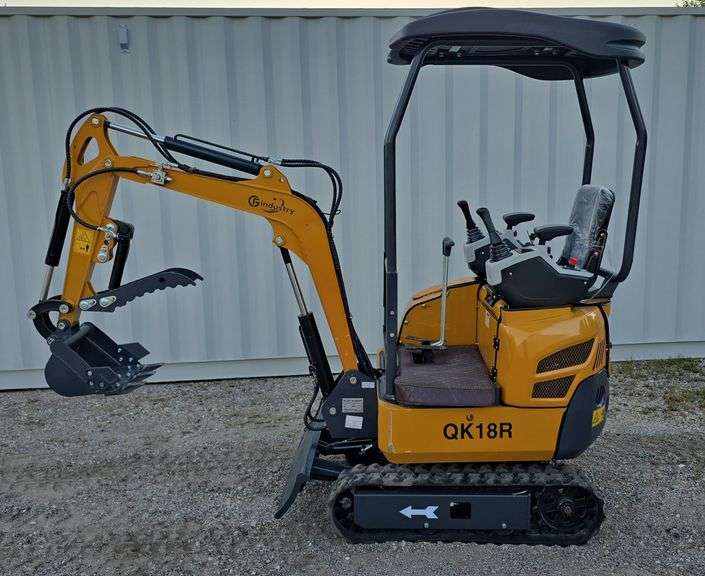 CFG QK18R Mini Excavator image