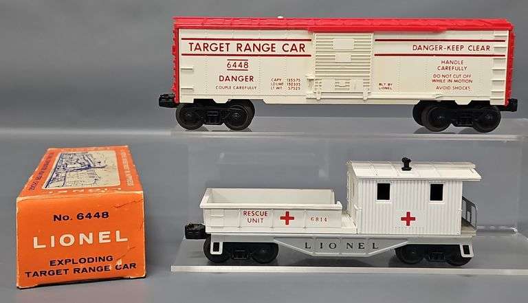 Two Lionel Postwar O Cars with One Original Box image
