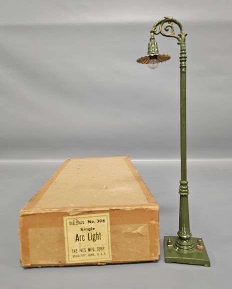 Ives Prewar Standard Gauge 306 Single Arc Light in Original Box image