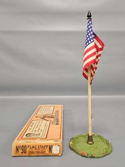 Lionel Prewar 90 Flag Staff with Grass Plot in Original Box image