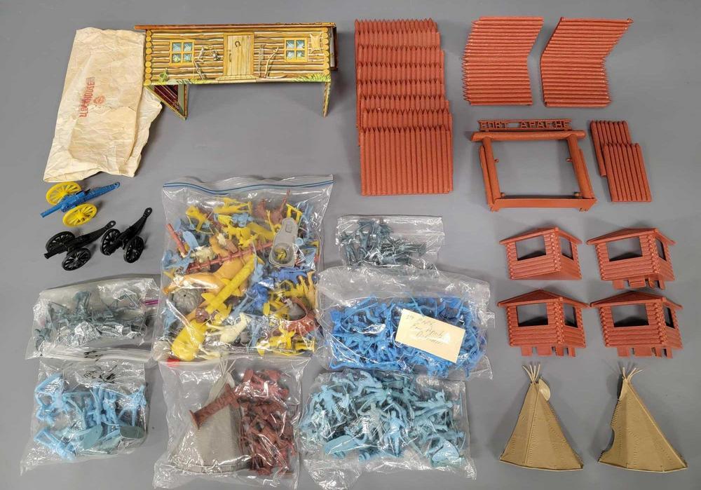 Group of Marx Fort Apache Pioneers, Alamo, figures, items