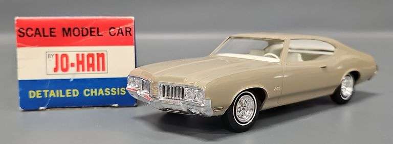Jo-Han 1/25 Scale beige 1970 Oldsmobile 442 promo car image