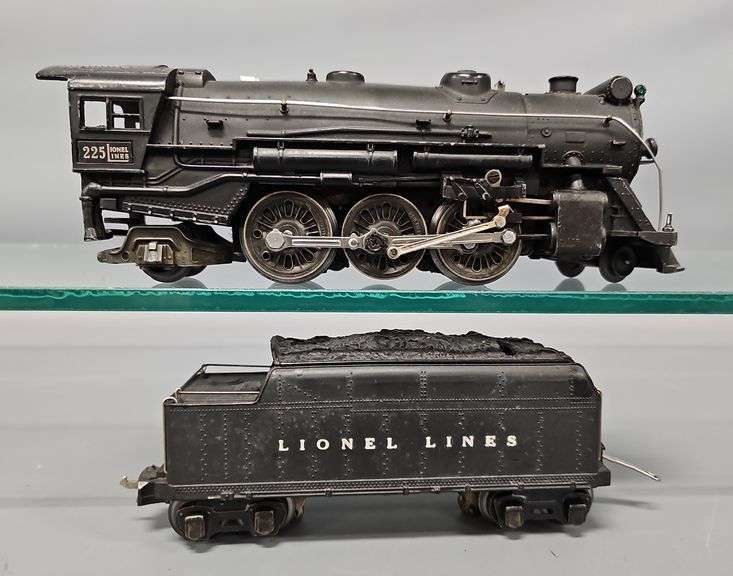 Lionel prewar O gauge 225 steam locomotive with tender