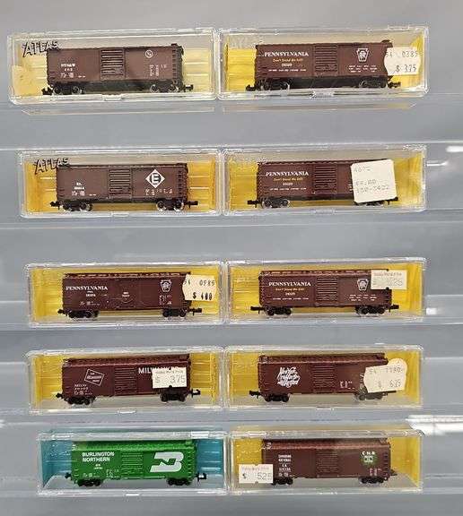 Ten Atlas HO Scale 40' Box Cars in Clear Cases