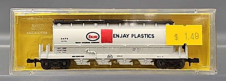 Six AHM Minitrains N Scale Centerflow Hoppers in Clear Cases