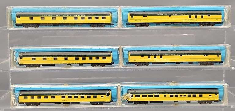 Six Atlas Chicago & Northwestern N Scale Illuminated Passenger Cars in Clear Cases