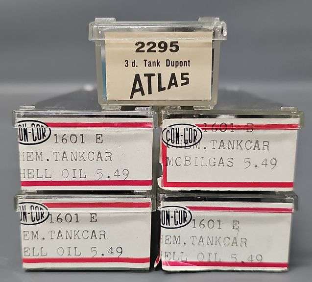Four Kato and one Atlas N Scale Tank Cars in Clear Cases