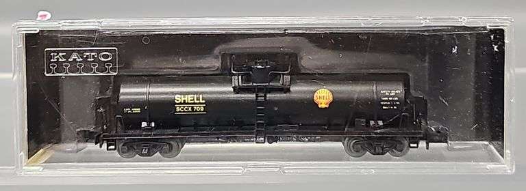 Four Kato and one Atlas N Scale Tank Cars in Clear Cases