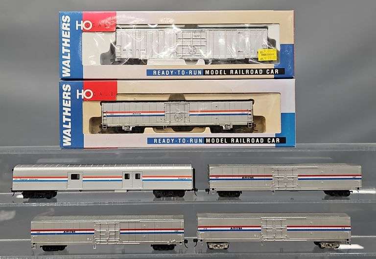Group of  Walthers HO Scale Amtrak Baggage, Box Car & Material Handling Cars