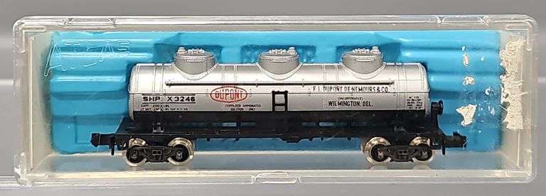 Four Kato and one Atlas N Scale Tank Cars in Clear Cases