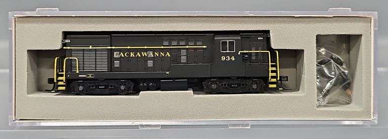 Atlas N Scale Lackawanna H16-44  Diesel Locomotive in Clear Case 52037