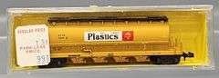 Six AHM Minitrains N Scale Centerflow Hoppers in Clear Cases