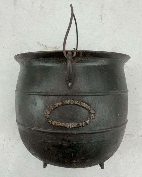 Large Gated Cast Iron Pot with Handle, 9.5" Diameter image