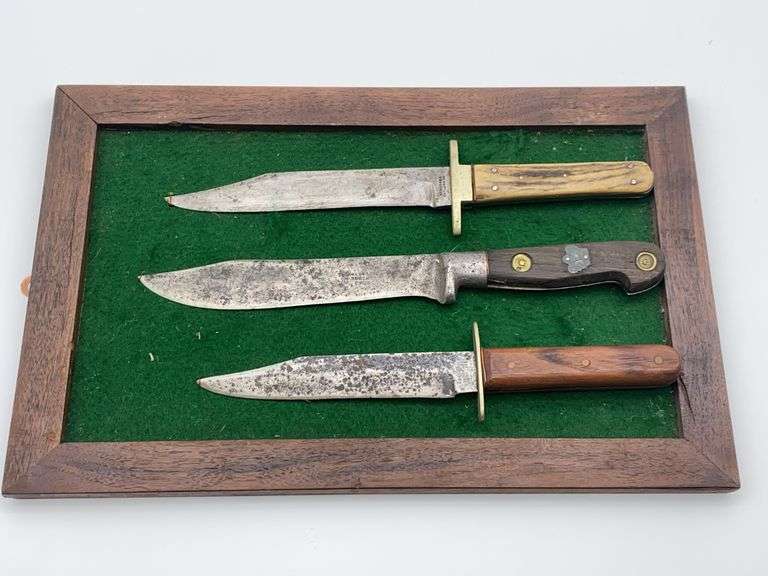 Set of Three Collectible Fixed Blade Knives image