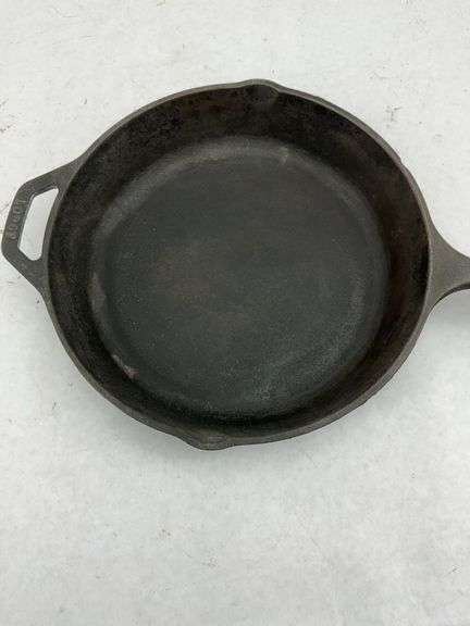 Lodge Cast Iron Skillet with Deer Design image