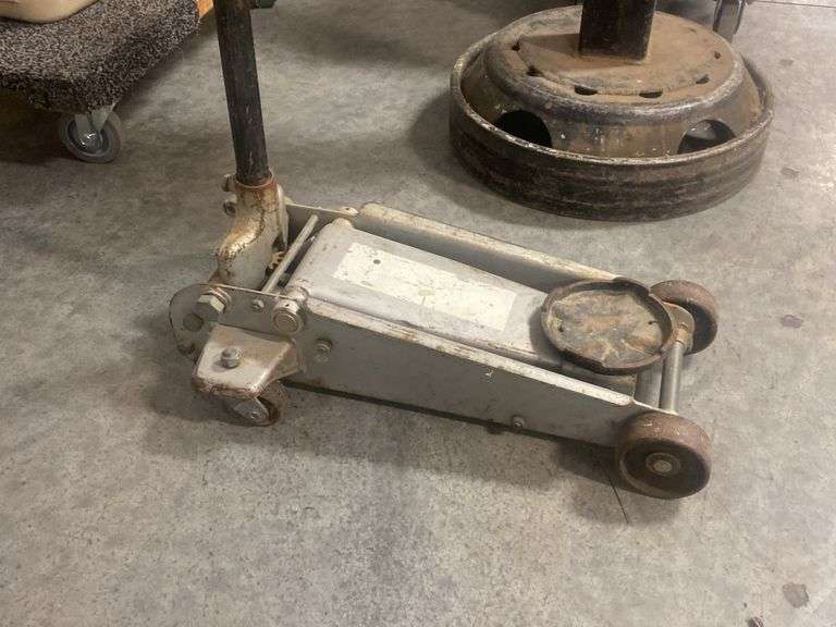 Rolling Automotive Floor Jack