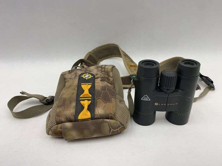 Leupold Acadia 10x42mm Waterproof Binoculars with Harness image