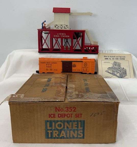 Postwar Lionel O Gauge 352 Ice Depot Set in original box image