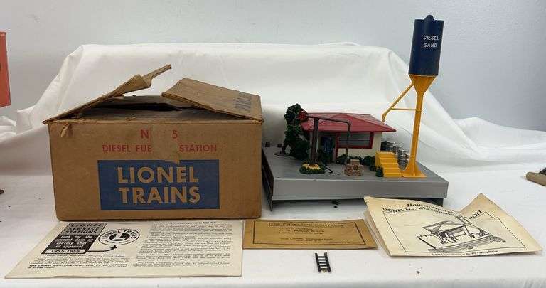 Postwar Lionel O Gauge 415 diesel fueling station in box image