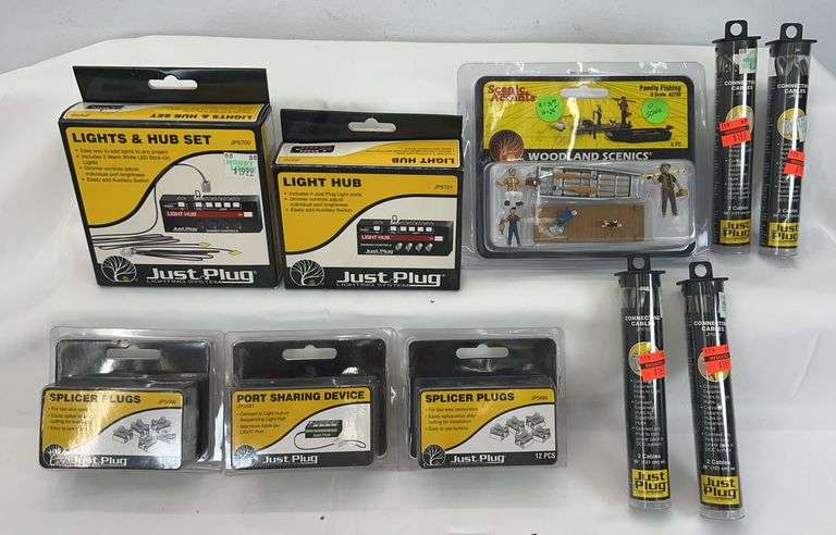 Woodland Scenics lights, hubs, port sharing device, splicer plugs, cables and more in package image