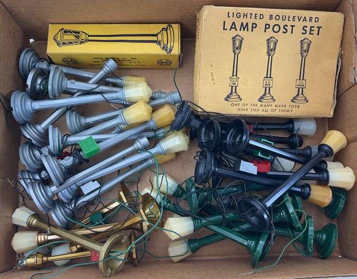 Marx O Gauge boulevard lamps green, gold, silver, black, two boxes image