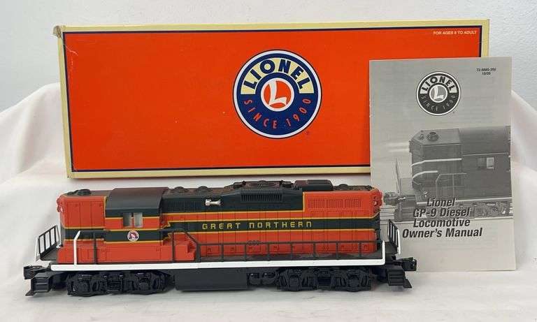 Lionel O Gauge 28865 Great Northern GP-9 diesel loco in box conventional control image
