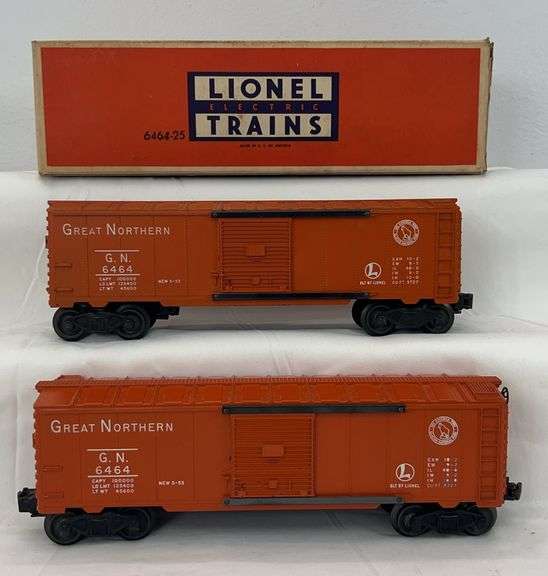 Two Postwar Lionel O Gauge 6464-25 Great Northern box cars with one original box image