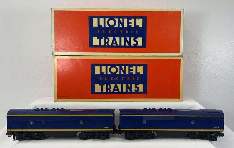 Lionel O Gauge 18121 SF F3b dummy 18122 SF F3b w/RailSounds in boxes image