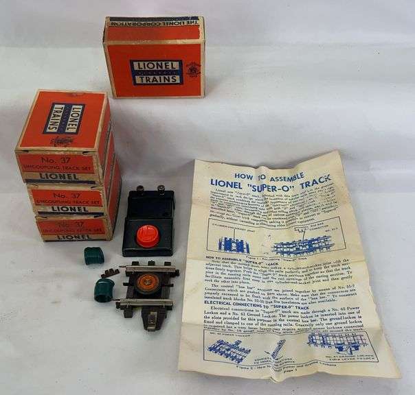 Four postwar Lionel O Gauge Super O No. 37 uncoupling track sets in original box, complete image