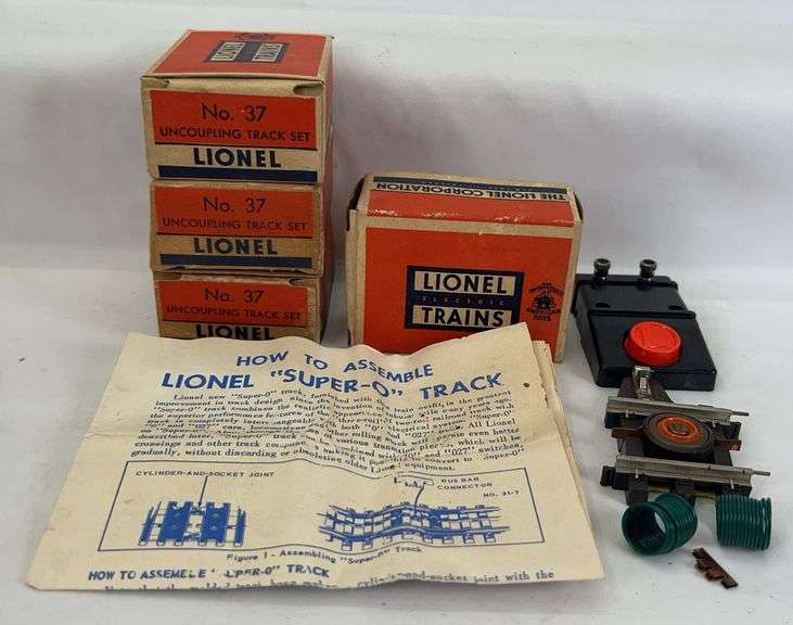 Four postwar Lionel O Gauge Super O No. 37 uncoupling track sets in original box, complete image