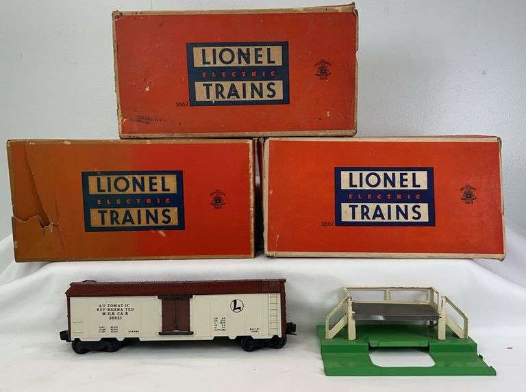 Postwar Lionel O Gauge 3662 Operating Milk Car with three original boxes image