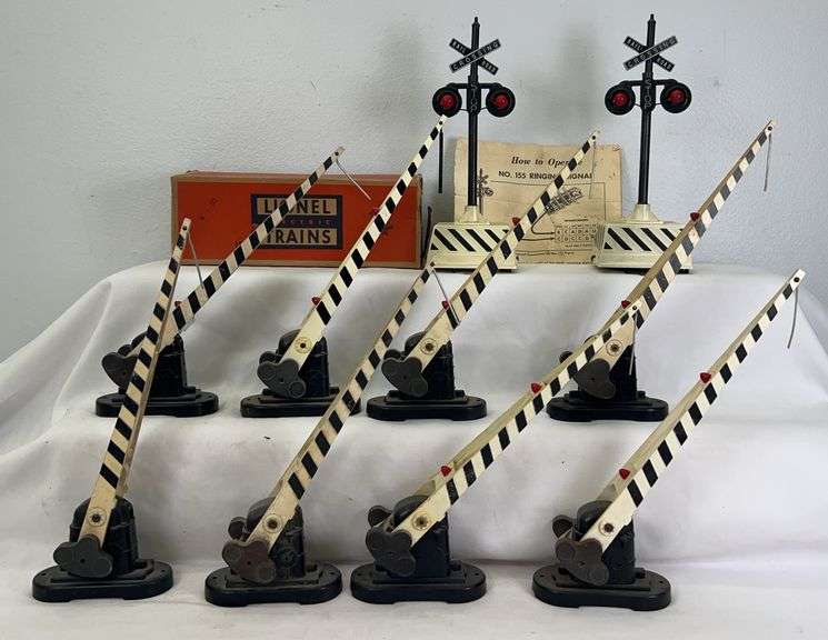 Postwar Lionel O Gauge; eight 252 crossing gates, two 155 ringing signals with one box image