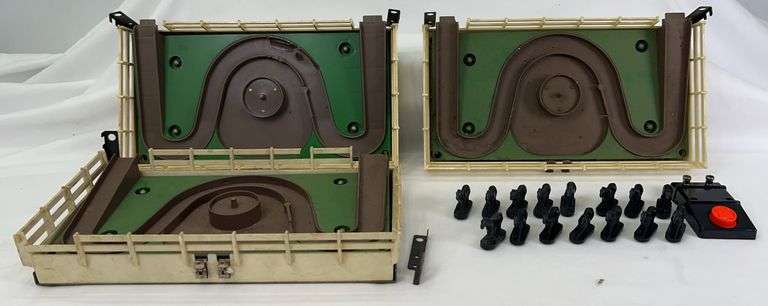 Three postwar Lionel O Gauge 3356-150 horse corrals with horse No. 90 image