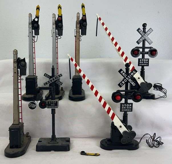 Postwar Lionel O Gauge 262 highway crossing gate x2, 151 semaphore x4, one 155 banjo operating accessories image