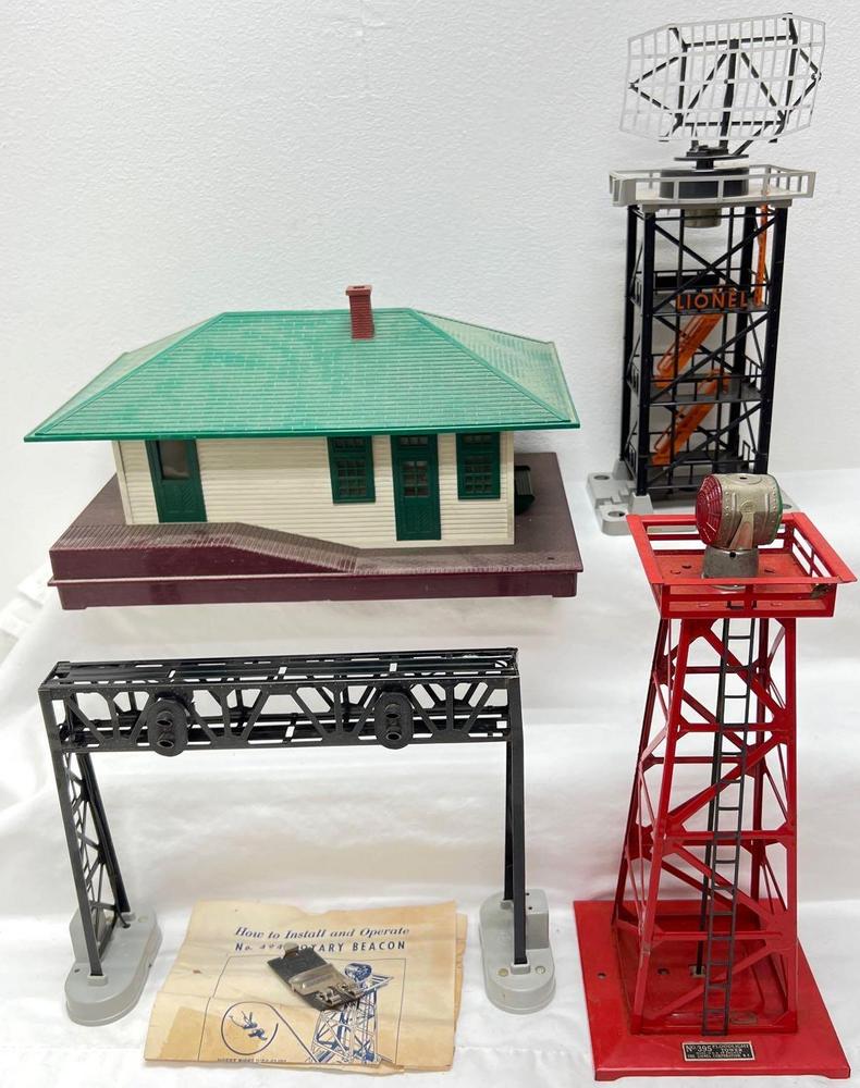 Postwar Lionel O gauge accessories 132 450 395 197+B59