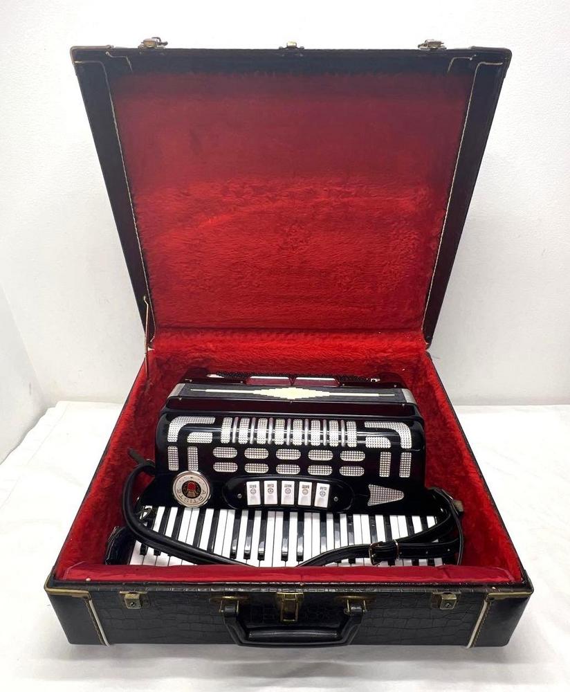 Artiste Accordion black and chrome in black skin case