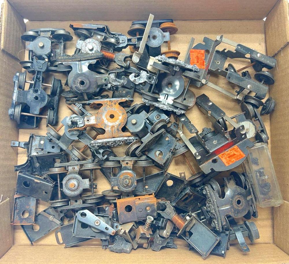 Postwar Lionel O Gauge truck assemblies wheel axle sets coupler plates