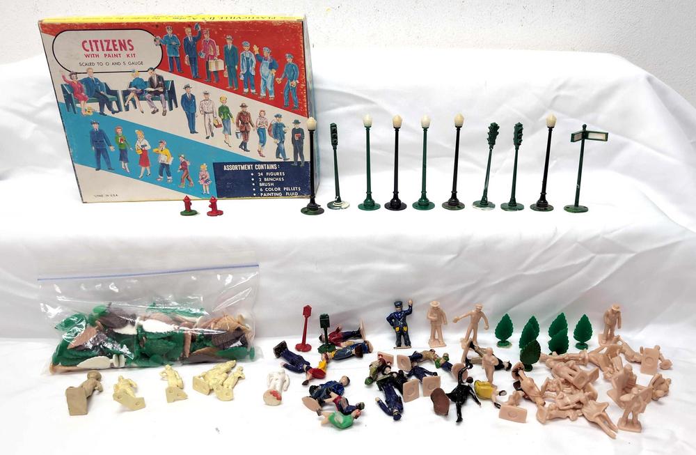Plasticville 1619 Citizens in box loose trees people