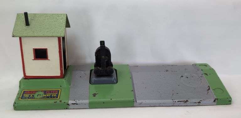 Postwar American Flyer S Gauge terminal/station, crossing gates w/shacks, girder plate bridges