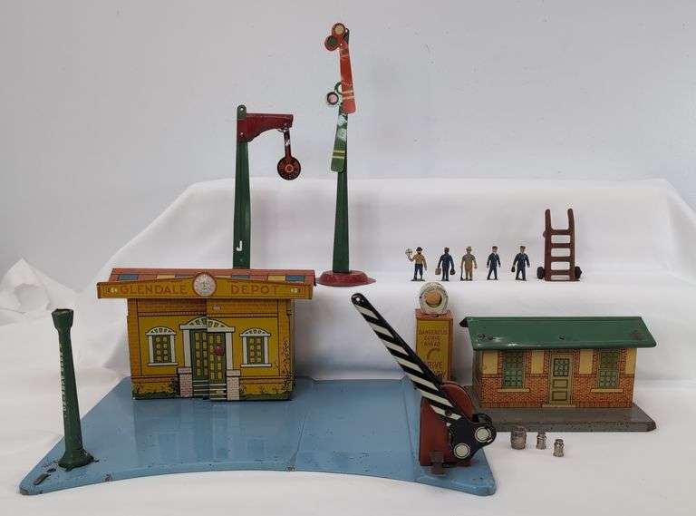 Prewar/Postwar Marx Glendale Depot and American Flyer O/S Gauge No. 90 Hyde Park Station, 578 Station Figure Set in box