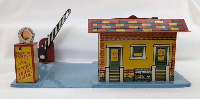 Prewar/Postwar Marx Glendale Depot and American Flyer O/S Gauge No. 90 Hyde Park Station, 578 Station Figure Set in box