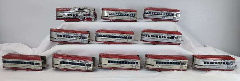 Marx Union Pacific M 10005 streamline articulated lithographed tinplate passenger train Powered unit ten cars