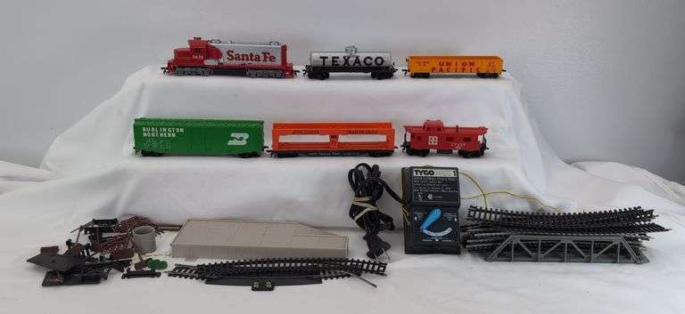 HO Scale Tyco Diesel freight train set with Engine, Rolling Stock, Track and Accessories image
