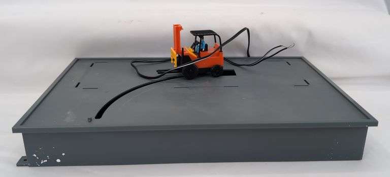 Lionel O and 027 Gauge Animated Fork Lift Loader Station 6-12798 in box