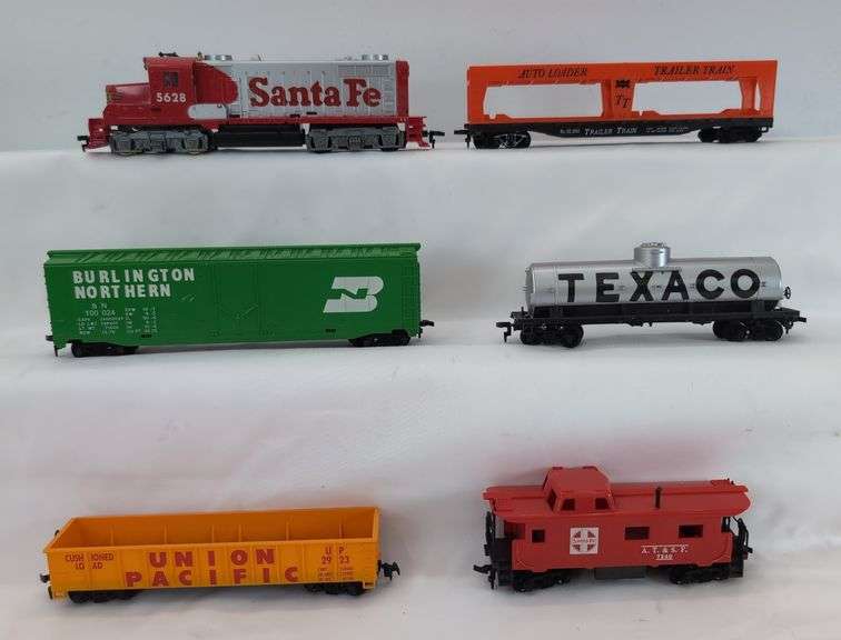 HO Scale Tyco Diesel freight train set with Engine, Rolling Stock, Track and Accessories
