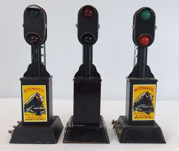 Marx O Gauge Tinplate Train Signals, Lamp Posts, Crossing Gates, Switch Tower, more