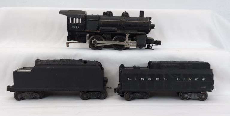Postwar Lionel Lines O Gauge  1625 0-4-0 steam switcher locomotive and two tenders 6466W